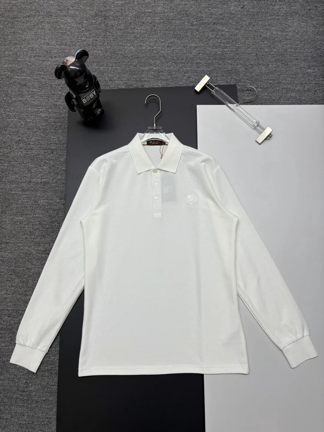 Loro Piana New Arrival embroidered long-sleeved Polo shirt. Original fabric. Official Same Style. Made of pure cotton pique fabric, customized in the same vat. It feels very comfortable and smooth. The version is very wide and stylish. Produced by the first-line brand Factory. Imported Behringer embroidery machine. The embroidery is full and textured. The collar rib is woven with imported yarn. It does not deform after long-term wear. The most New Arrival style in autumn and winter. Fashionable and individual. Super Versatile and good-looking. It is very suitable for both men and women. It is a must-have for everyone. Color: Black White Khaki Size: M-3XL